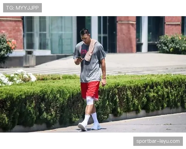 易建联训练完顺手拎了杯冰美式，这自律我真看不懂